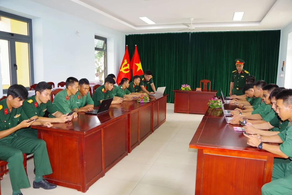 Chuyển thách thức thành cơ hội khi chiến sĩ cơ sở sử dụng thiết bị điện tử thông minh Chuyển thách thức thành cơ hội khi chiến sĩ cơ sở sử dụng thiết bị điện tử thông minh