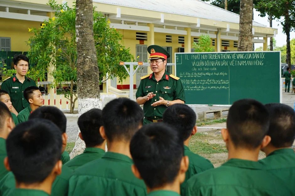 Chuyển thách thức thành cơ hội khi chiến sĩ cơ sở sử dụng thiết bị điện tử thông minh Chuyển thách thức thành cơ hội khi chiến sĩ cơ sở sử dụng thiết bị điện tử thông minh