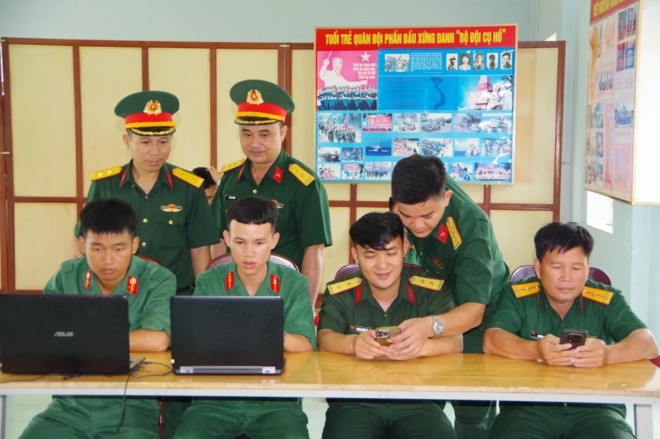 Chuyển thách thức thành cơ hội khi chiến sĩ cơ sở sử dụng thiết bị điện tử thông minh Chuyển thách thức thành cơ hội khi chiến sĩ cơ sở sử dụng thiết bị điện tử thông minh