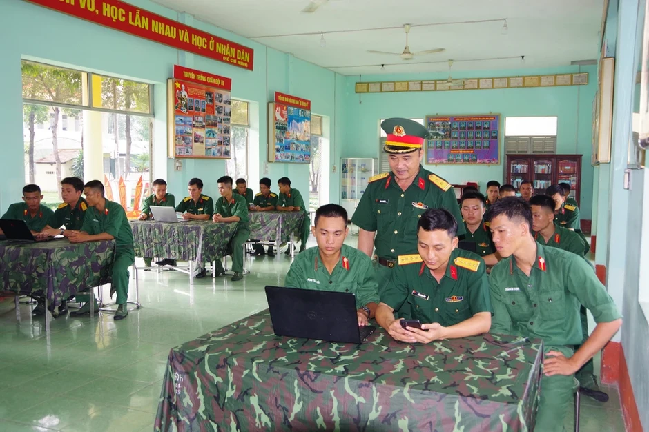Chuyển thách thức thành cơ hội khi chiến sĩ cơ sở sử dụng thiết bị điện tử thông minh Chuyển thách thức thành cơ hội khi chiến sĩ cơ sở sử dụng thiết bị điện tử thông minh