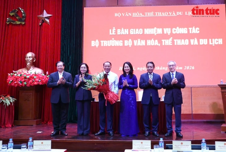 'Chuyển tư duy quản lý sang kiến tạo, mở rộng không gian phát triển văn hóa' 'Chuyển tư duy quản lý sang kiến tạo, mở rộng không gian phát triển văn hóa'