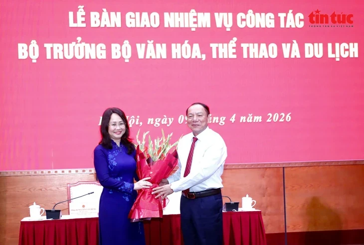 'Chuyển tư duy quản lý sang kiến tạo, mở rộng không gian phát triển văn hóa' 'Chuyển tư duy quản lý sang kiến tạo, mở rộng không gian phát triển văn hóa'