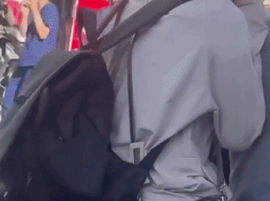Clip: 3 người phụ nữ đu bám trên nắp ca pô ô tô đang di chuyển Clip: 3 người phụ nữ đu bám trên nắp ca pô ô tô đang di chuyển