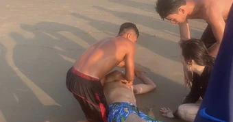 Clip 49 giây ghi lại cứu 2 vợ chồng du khách tại Bãi Sau Vũng Tàu