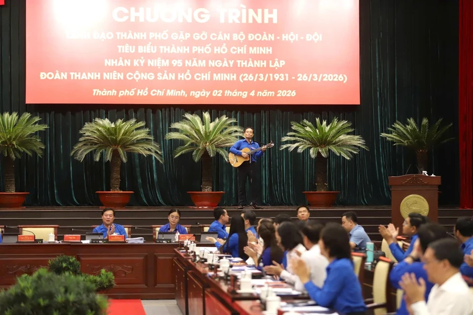 Clip: Bí thư Trần Lưu Quang đàn, hát cùng thanh niên TP.HCM Clip: Bí thư Trần Lưu Quang đàn, hát cùng thanh niên TP.HCM