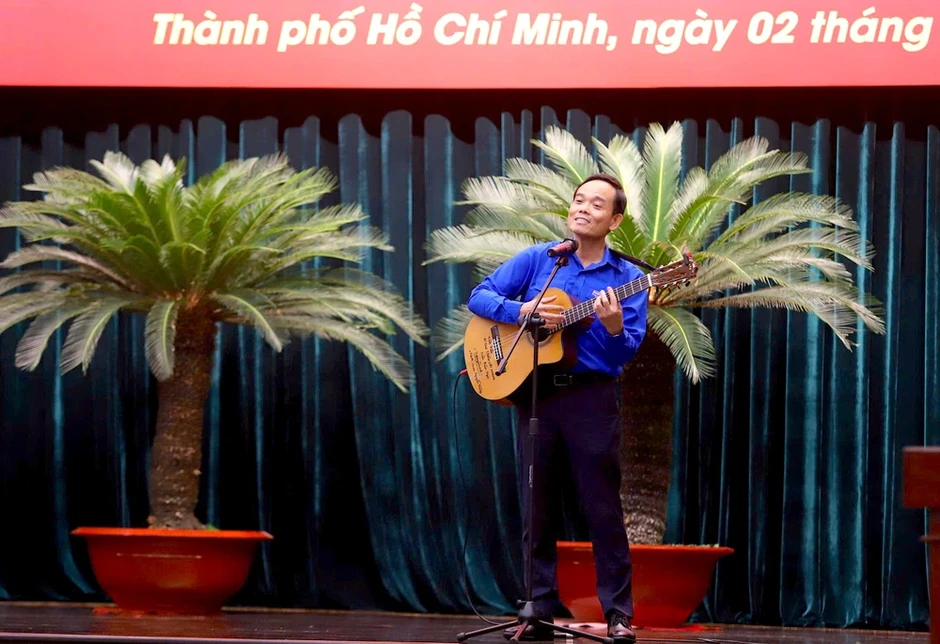 Clip: Bí thư Trần Lưu Quang đàn, hát cùng thanh niên TP.HCM Clip: Bí thư Trần Lưu Quang đàn, hát cùng thanh niên TP.HCM
