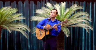 Clip: Bí thư Trần Lưu Quang đàn, hát cùng thanh niên TP.HCM