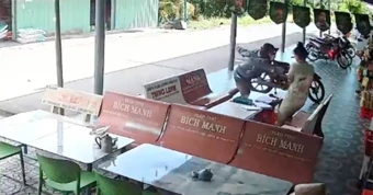 Clip cô gái chống trả tên cướp giật dây chuyền trong tiệm tạp hóa
