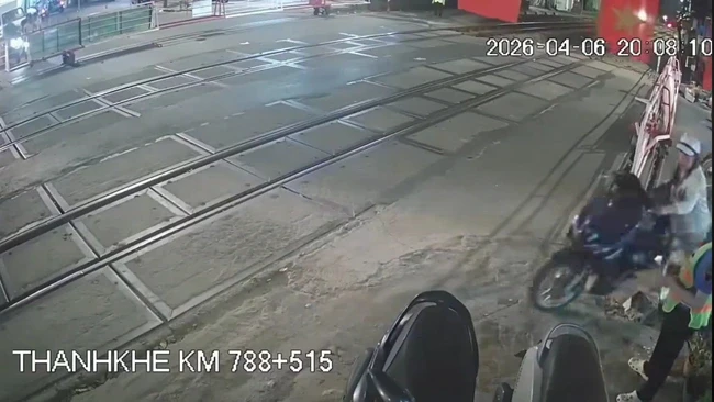 CLIP: Hai nữ gác chắn ở Đà Nẵng bị hành hung khi làm nhiệm vụ