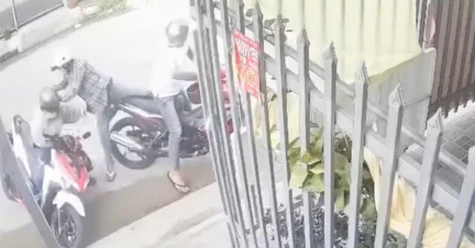 Clip kẻ cướp giật bằng được dây chuyền của người phụ nữ ngay trước cửa nhà trọ Clip kẻ cướp giật bằng được dây chuyền của người phụ nữ ngay trước cửa nhà trọ