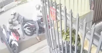 Clip kẻ cướp giật bằng được dây chuyền của người phụ nữ ngay trước cửa nhà trọ