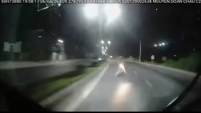CLIP: Khoảnh khắc xe máy lao vào xe khách, người đàn ông tử vong tại chỗ CLIP: Khoảnh khắc xe máy lao vào xe khách, người đàn ông tử vong tại chỗ