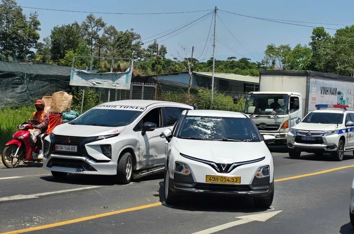 CLIP: Người chồng đập phá xe taxi chở vợ giữa phố CLIP: Người chồng đập phá xe taxi chở vợ giữa phố