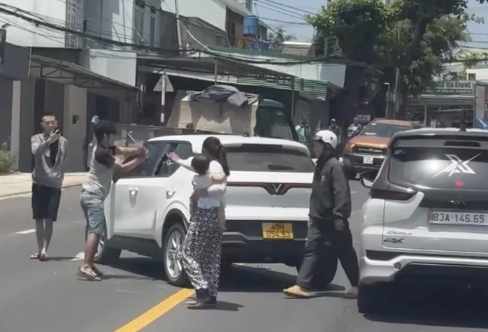 CLIP: Người chồng đập phá xe taxi chở vợ giữa phố CLIP: Người chồng đập phá xe taxi chở vợ giữa phố