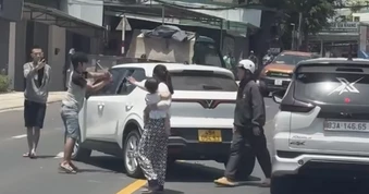 CLIP: Người chồng đập phá xe taxi chở vợ giữa phố