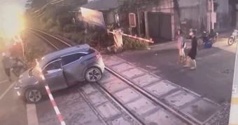 Clip ô tô bị tàu hoả tông biến dạng ở Hà Nội: Tình trạng tài xế và nguyên nhân tai nạn