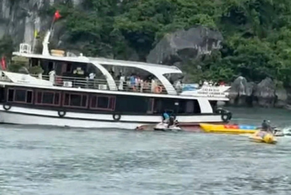 CLIP: Tàu vỏ gỗ chìm trên vịnh Lan Hạ, một phụ nữ tử vong CLIP: Tàu vỏ gỗ chìm trên vịnh Lan Hạ, một phụ nữ tử vong