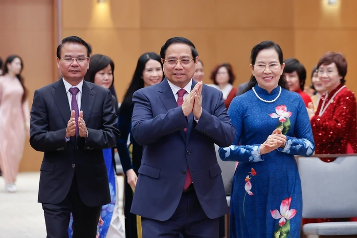 Có 21 nữ Ủy viên Trung ương Đảng, nhiều phụ nữ là sĩ quan cấp tướng quân đội, công an