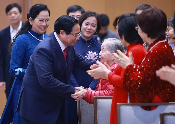 Có 21 nữ Ủy viên Trung ương Đảng, nhiều phụ nữ là sĩ quan cấp tướng quân đội, công an