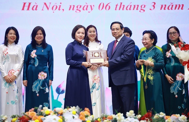 Có 21 nữ Ủy viên Trung ương Đảng, nhiều phụ nữ là sĩ quan cấp tướng quân đội, công an