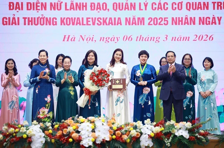 Có 21 nữ Ủy viên Trung ương Đảng, nhiều phụ nữ là sĩ quan cấp tướng quân đội, công an