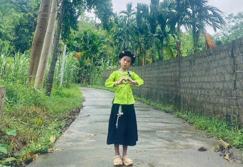 Cô bé người Tày 6 tuổi góp sức nhỏ lan tỏa di sản Then Cô bé người Tày 6 tuổi góp sức nhỏ lan tỏa di sản Then
