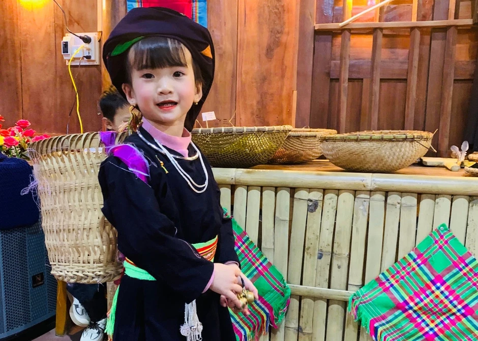 Cô bé người Tày 6 tuổi góp sức nhỏ lan tỏa di sản Then Cô bé người Tày 6 tuổi góp sức nhỏ lan tỏa di sản Then
