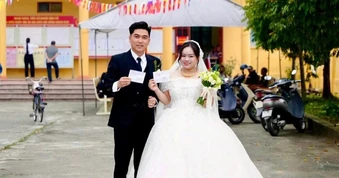 Cô dâu, chú rể ở Hải Phòng mặc áo cưới đi bỏ phiếu