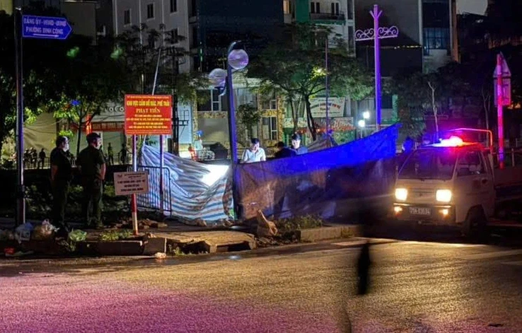 Cô gái 23 tuổi nhảy sông Tô Lịch nghi sau khi cãi vã với bạn trai Cô gái 23 tuổi nhảy sông Tô Lịch nghi sau khi cãi vã với bạn trai