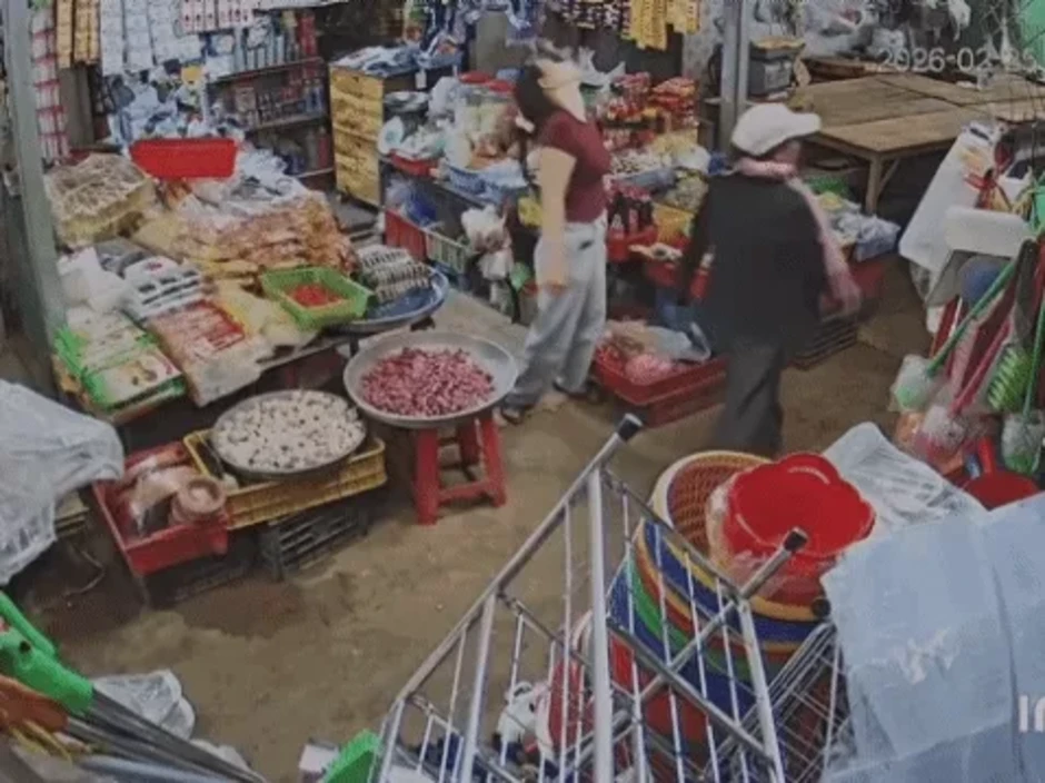Cô gái bất ngờ ngất xỉu sau khi nói chuyện với 2 phụ nữ lạ Cô gái bất ngờ ngất xỉu sau khi nói chuyện với 2 phụ nữ lạ