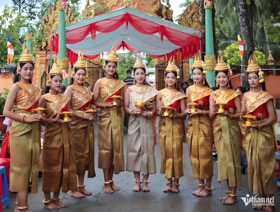 Cô gái Khmer dành tiền lương giữ trang phục truyền thống, nối dài điệu múa quê hương