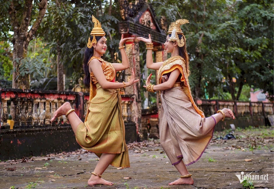 Cô gái Khmer dành tiền lương giữ trang phục truyền thống, nối dài điệu múa quê hương