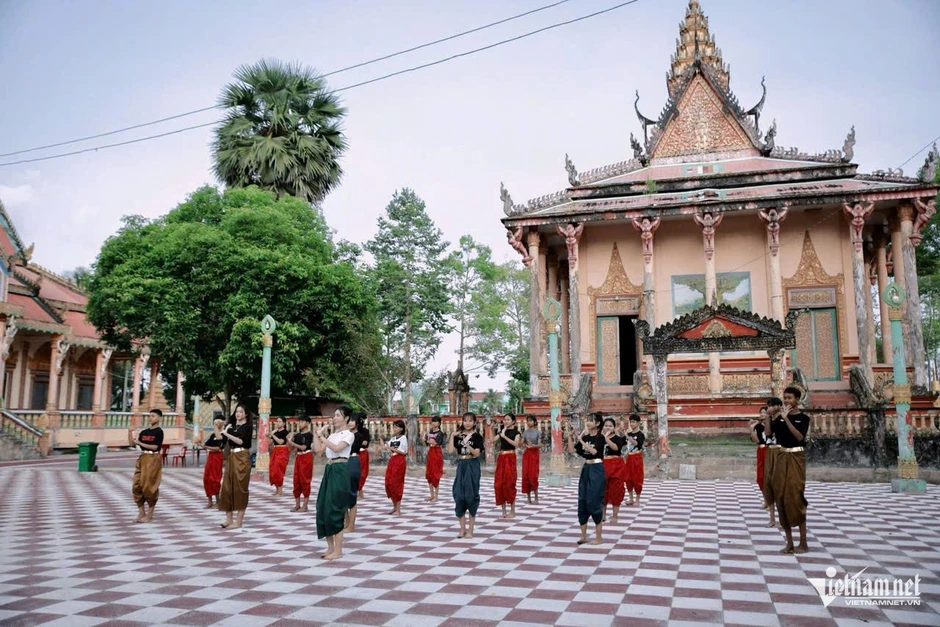 Cô gái Khmer dành tiền lương giữ trang phục truyền thống, nối dài điệu múa quê hương