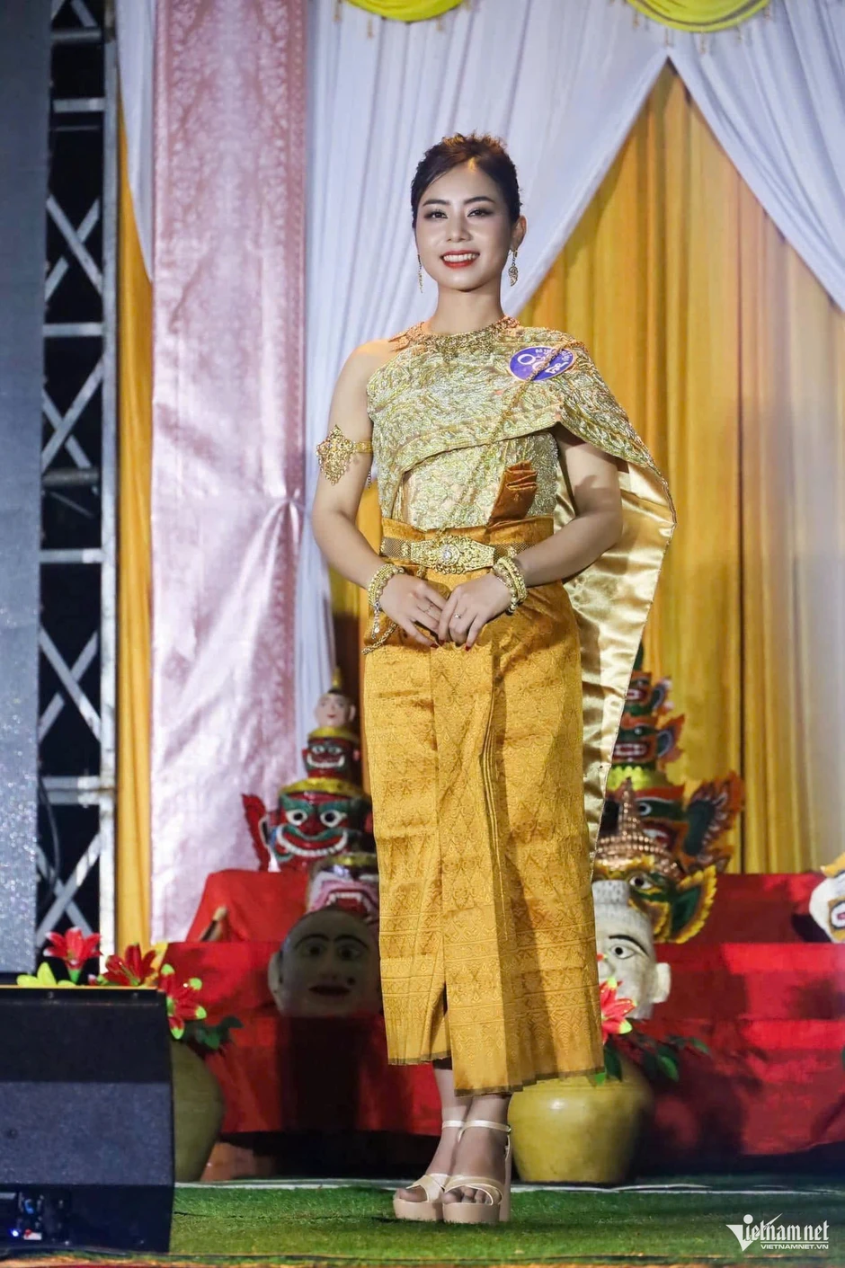Cô gái Khmer dành tiền lương giữ trang phục truyền thống, nối dài điệu múa quê hương