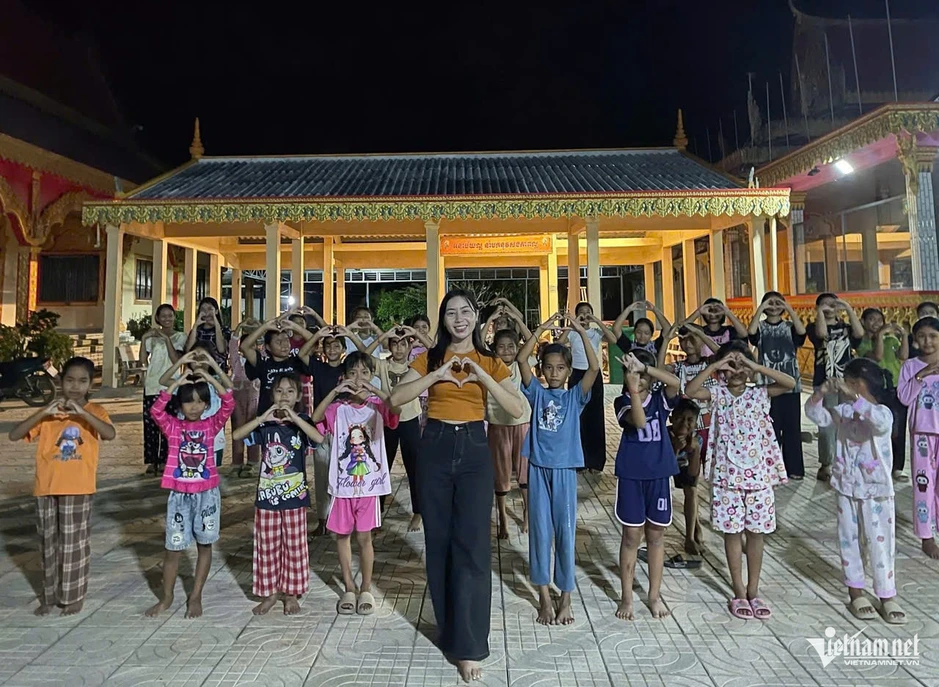 Cô gái Khmer dành tiền lương giữ trang phục truyền thống, nối dài điệu múa quê hương