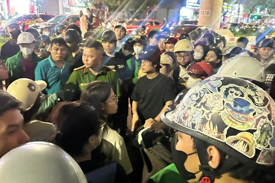 Cô gái nghi bị 2 vợ chồng đánh chảy máu đầu ở Hà Nội Cô gái nghi bị 2 vợ chồng đánh chảy máu đầu ở Hà Nội