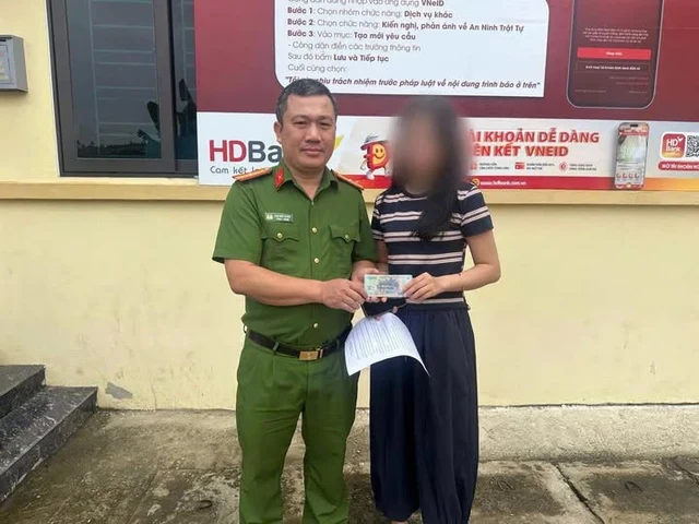 Cô gái trẻ lập tức rút toàn bộ tiền được chuyển khoản, mang đến trụ sở công an Cô gái trẻ lập tức rút toàn bộ tiền được chuyển khoản, mang đến trụ sở công an