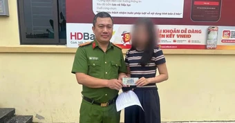 Cô gái trẻ lập tức rút toàn bộ tiền được chuyển khoản, mang đến trụ sở công an