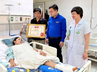 Cô giáo bị xe tải cán khi cứu học sinh được trao Huy hiệu 'Tuổi trẻ dũng cảm'