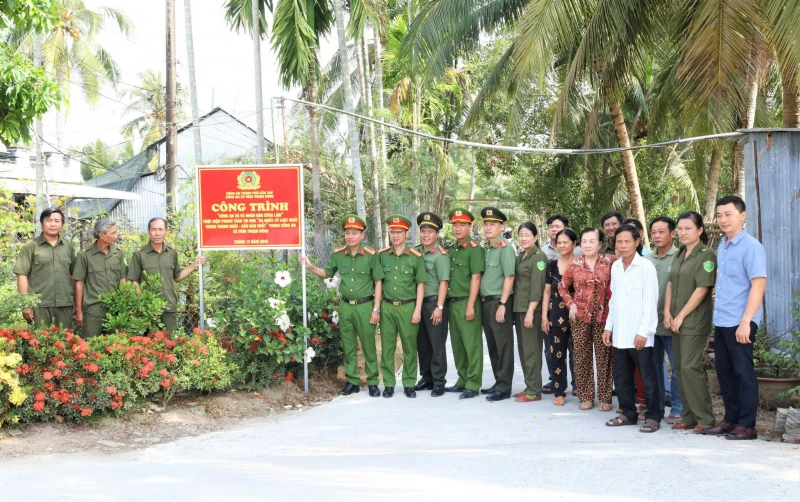 Con đường thắm tình quân dân từ phong trào Ba nhất Con đường thắm tình quân dân từ phong trào Ba nhất