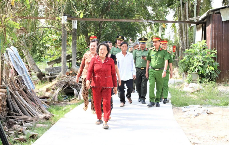 Con đường thắm tình quân dân từ phong trào Ba nhất Con đường thắm tình quân dân từ phong trào Ba nhất