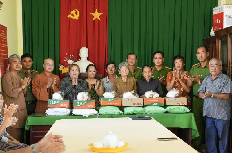 Con đường thắm tình quân dân từ phong trào Ba nhất Con đường thắm tình quân dân từ phong trào Ba nhất