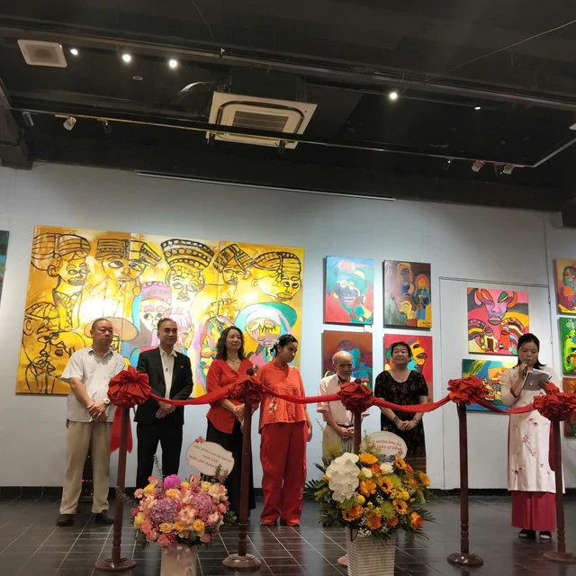 Con gái GS Đặng Hùng Võ tổ chức triển lãm tranh đầu tiên: Hành trình sáng tạo nghệ thuật Con gái GS Đặng Hùng Võ tổ chức triển lãm tranh đầu tiên: Hành trình sáng tạo nghệ thuật