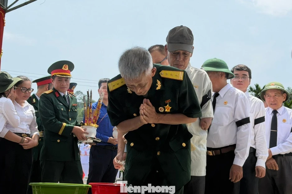 Con gái liệt sĩ bật khóc: 'Sau 56 năm, con không còn tìm cha trong vô vọng nữa' Con gái liệt sĩ bật khóc: 'Sau 56 năm, con không còn tìm cha trong vô vọng nữa'