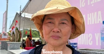 Con gái liệt sĩ bật khóc: 'Sau 56 năm, con không còn tìm cha trong vô vọng nữa'