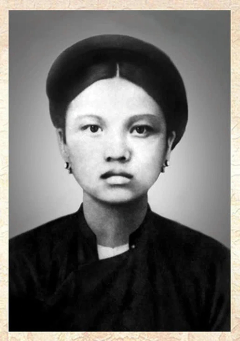 Con gái liệt sĩ Nguyễn Thị Minh Khai xúc động trước thông tin xác minh nơi chôn cất mẹ Con gái liệt sĩ Nguyễn Thị Minh Khai xúc động trước thông tin xác minh nơi chôn cất mẹ