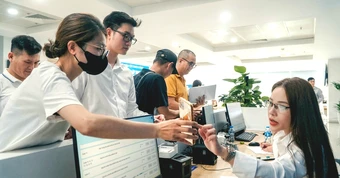 Con người làm chủ công nghệ