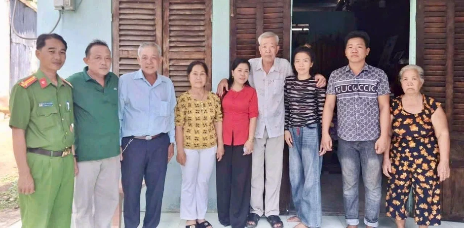 Con tìm cha sau 43 năm xa cách và cuộc xác minh "thần tốc" của công an Con tìm cha sau 43 năm xa cách và cuộc xác minh "thần tốc" của công an