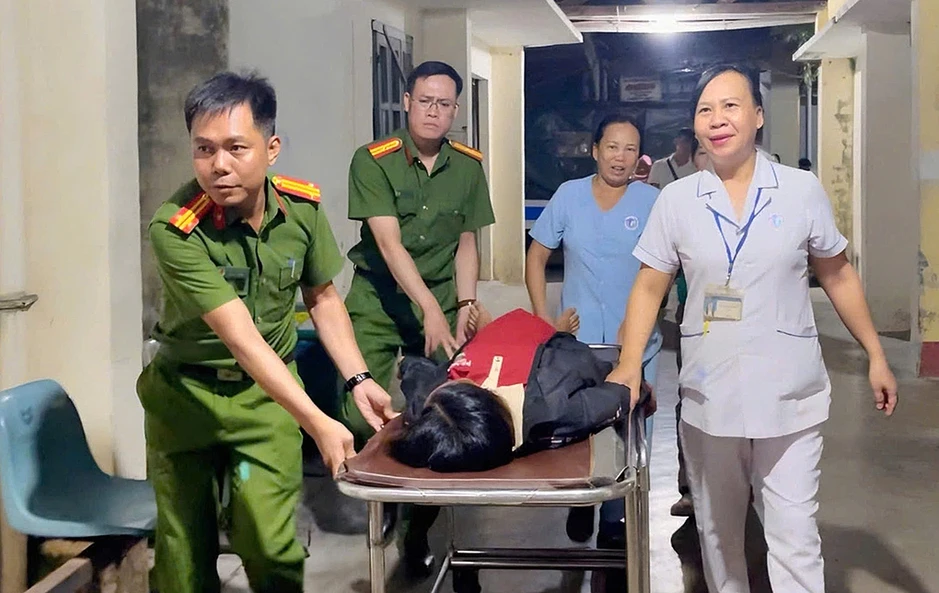 Công an băng rừng đưa sản phụ chuyển dạ đến bệnh viện