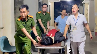 Công an băng rừng đưa sản phụ chuyển dạ đến bệnh viện